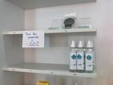 une étagère sur laquelle sont disposés de nombreux produits de soin de la peau de toutes sortes