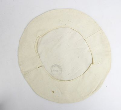 une image représentant un morceau de papier circulaire percé d'un trou