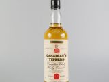 une bouteille de whisky canadien « Tipper » posée sur une table