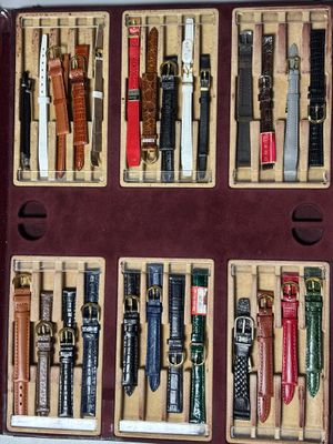 Important lot de bracelets de montres comprenant : - 9 brace…