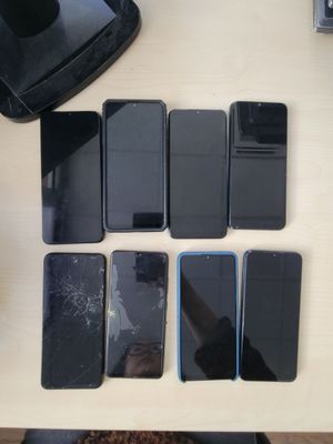 beaucoup de téléphones portables posés sur la table