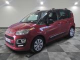 la citrole rouge est garée dans le garage sur un sol en damier