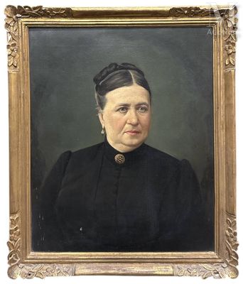 un vieux tableau représentant une femme en robe noire, dans un cadre doré