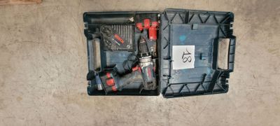 une boîte contenant des outils posée sur le sol