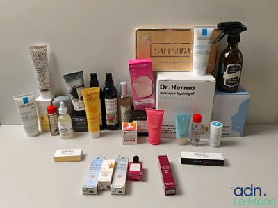 une photo montrant divers produits de soins de la peau posés sur une table