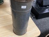 un récipient en métal posé sur une table en bois