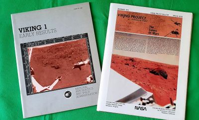 deux livres reliés en tissu vert, avec l'image d'un Martien sur la couverture