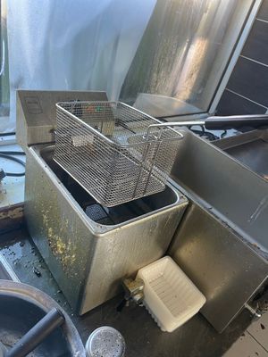 deux friteuses qui se trouvent dans une cuisine