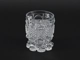 un gros plan d'un vase en verre transparent sur fond noir