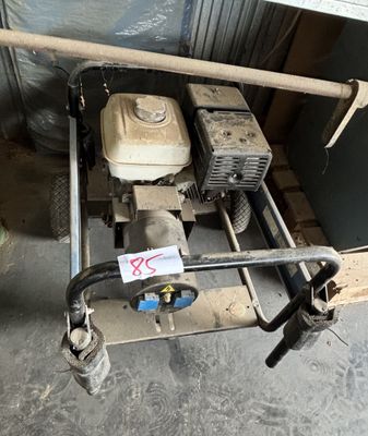 une photo d'une machine posée sur une palette