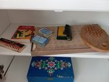 une étagère sur laquelle se trouvent des livres, une boîte et une souris