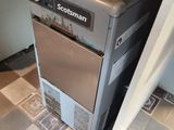 une petite machine posée sur un sol carrelé
