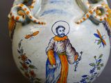 un vase sur lequel figure la photo d'un homme