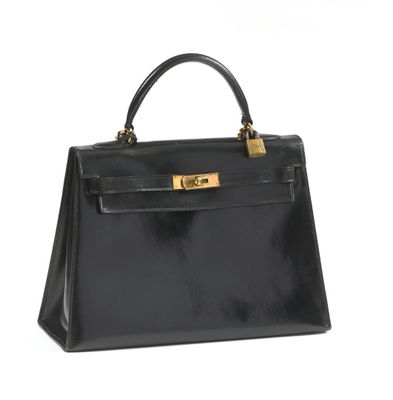 un sac à main en cuir noir sur fond blanc