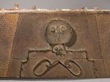 une plaque en bronze fixée au mur d'un immeuble