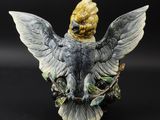 une photo d'une sculpture en céramique représentant un oiseau