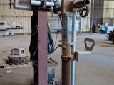 une photo d'une machine dans un bâtiment où des travaux sont en cours