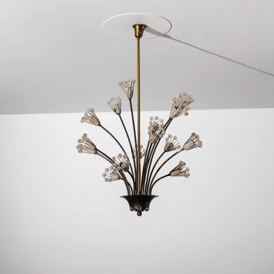 une image représentant un lustre suspendu au plafond d'une pièce