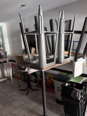 Un lot comprenant 3 chaises hautes recouvertes de tissu