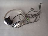 un casque relié à un fil