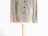 une veste en velours gris posée sur un mannequin, sur fond blanc