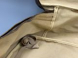 un gros plan sur un sac contenant un ordinateur portable