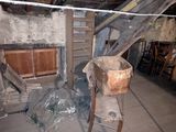 une pièce dans laquelle se trouvent une chaise et une table