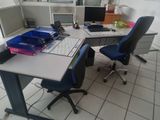 un bureau équipé d'un ordinateur et d'un clavier