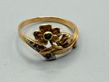 une image représentant une bague en or ornée d'une fleur