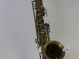 une image représentant un saxophone posé sur un pupitre, sur fond blanc