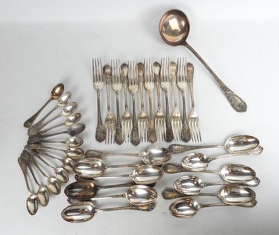 beaucoup de cuillères en argent et de cuillères à soupe sur la table