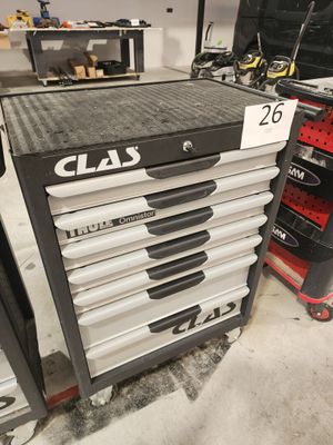 une pile d'outils posée sur un chariot dans un garage