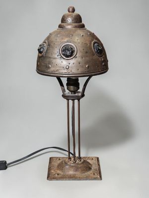 une image représentant une lampe avec un pied en métal et un abat-jour en métal