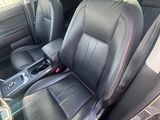 l'intérieur d'une voiture avec des sièges en cuir noir et une console centrale