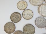 beaucoup de pièces qui sont sur la table