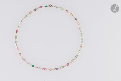 un collier composé de pierres multicolores sur fond blanc