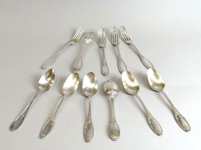beaucoup de cuillères et de fourchettes en argent sur la table