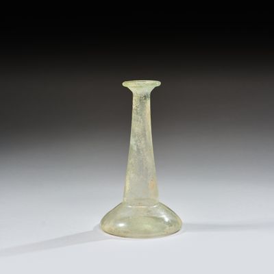 un vase en verre posé sur une table