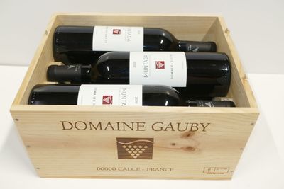 des bouteilles du Domaine Gauby dans une caisse en bois posée sur une table