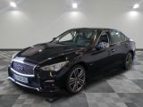 une photo d'une Infiniti noire sur un sol à damier