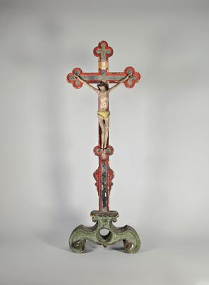 un vieux crucifix en bois surmonté d'une croix