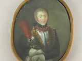 portrait d'un jeune homme en uniforme militaire tenant un éventail