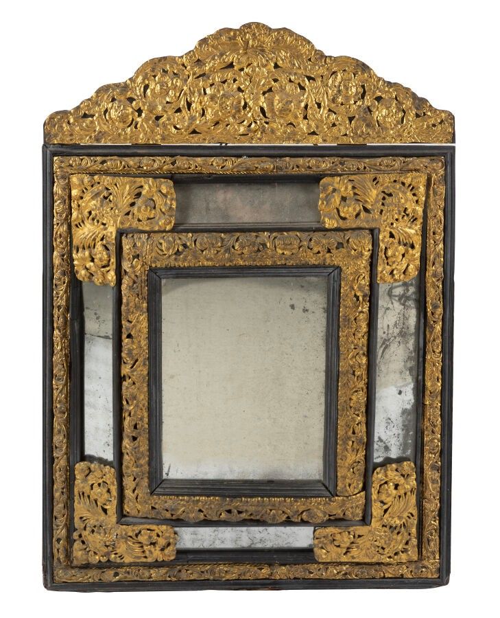 MIROIR EN CUIVRE REPOUSSÉ ET ÉBÈNE