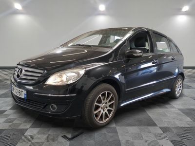 la classe b de la mercedes est garée sur un sol en damier
