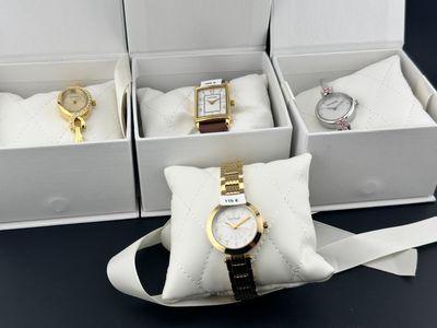 trois boîtes de montres sont posées sur une surface noire