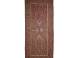 un vieux tapis orné d'un motif sur fond blanc