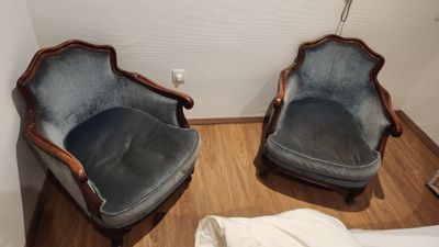 two chairs that are next to each other on the floor