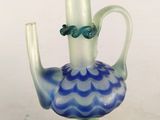 un vase en verre avec un motif bleu et blanc