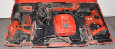 une boîte à outils rouge avec des outils sur le sol