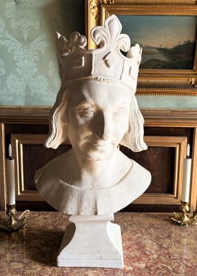 une statue représentant un homme coiffé d'une couronne